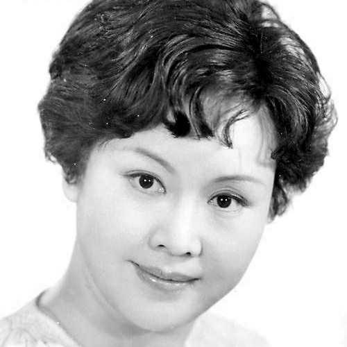 采蘑菇的小姑娘